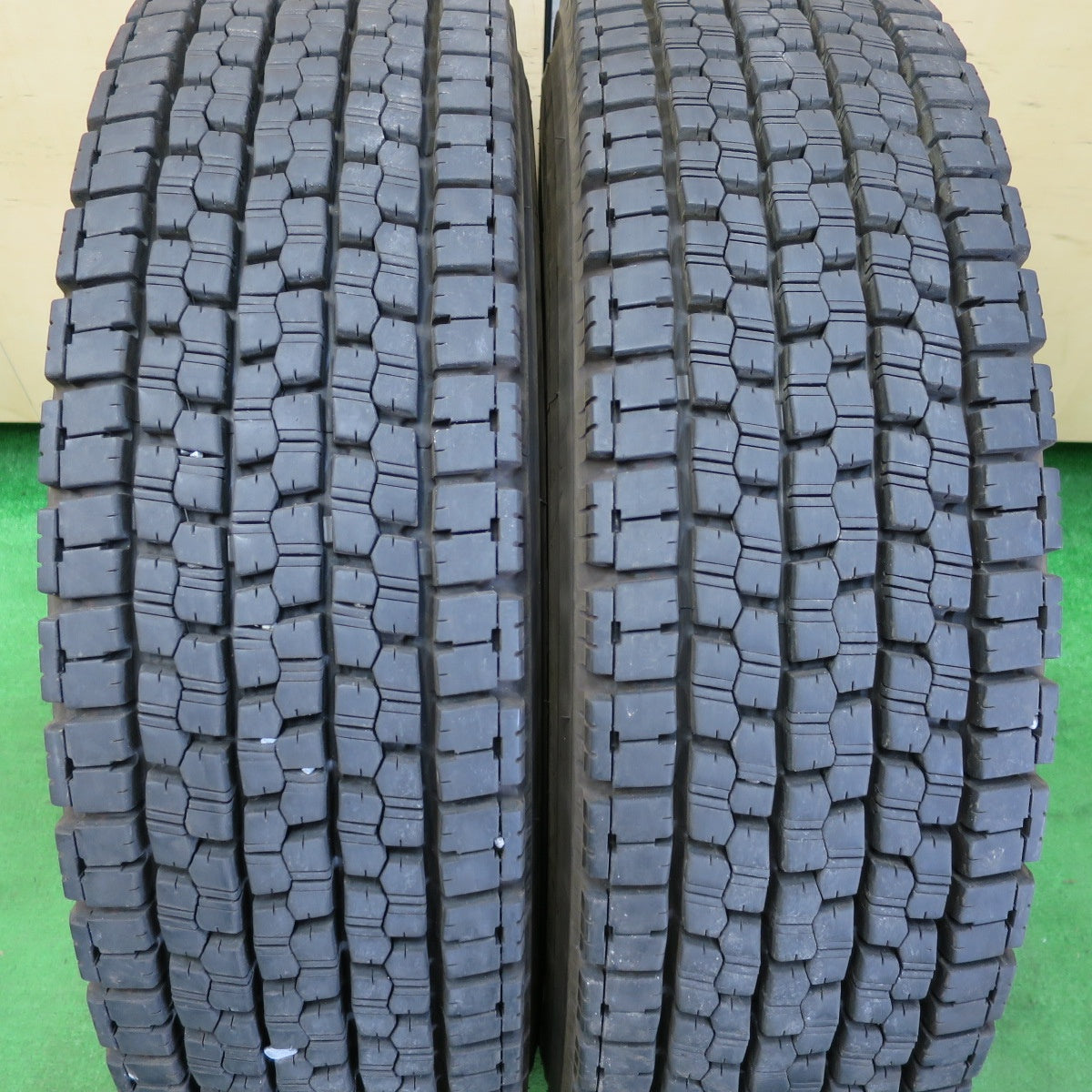 *送料無料* バリ溝！23年！9.5分★トラック タイヤ 225/80R17.5 123/122L スタッドレス ブリヂストン W999  17.5インチ★4060401イスタ