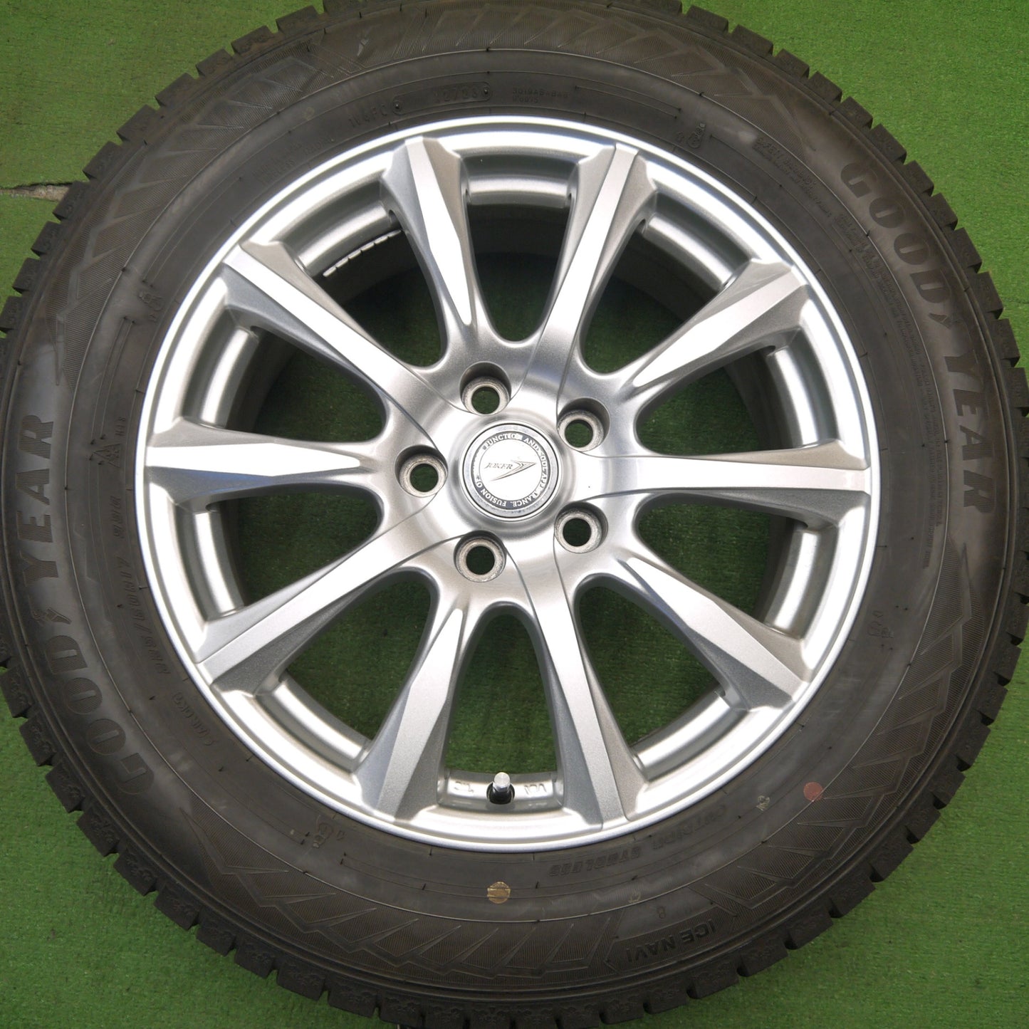 バリ溝!23年!キレイ!9.5分★スタッドレス 225/60R17 グッドイヤー アイスナビ8 JOKER ジョーカー 17インチ PCD114.3/5H★5041407Hス