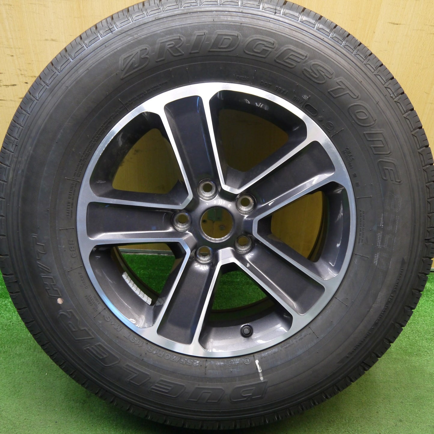 新車外し!23年!1本★ジープ ラングラー アンリミテッド サハラ 純正 255/70R18 ブリヂストン デューラー H/T 685 18インチ PCD127/5H★5051203Hノ