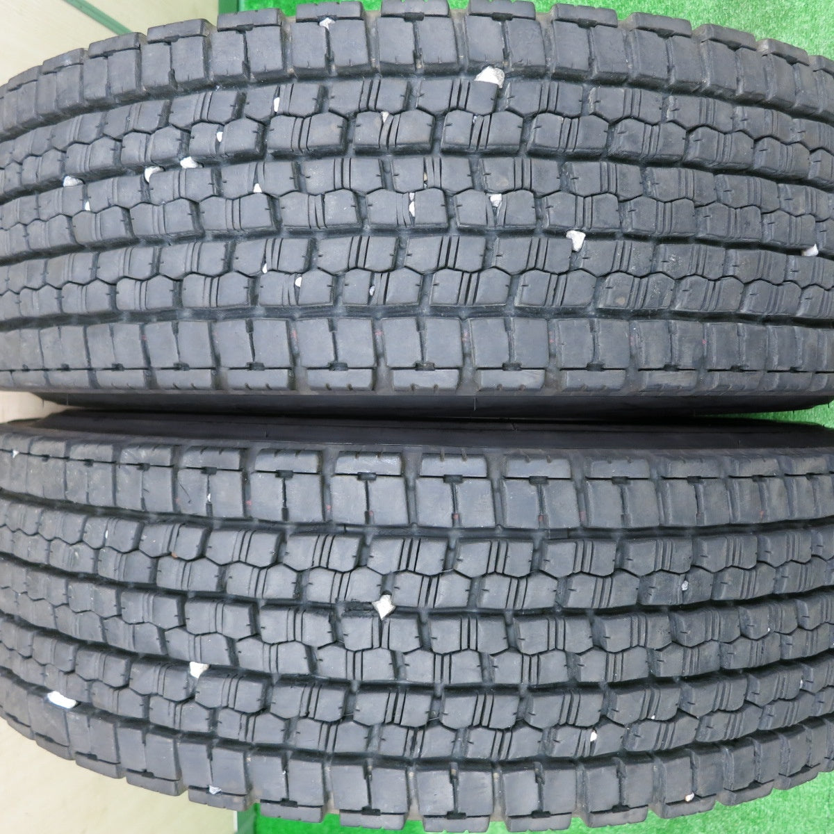 *送料無料* バリ溝！23年！8.5分★トラック タイヤ 225/90R17.5 127/125L スタッドレス ブリヂストン W999  17.5インチ★4080704HAスタ