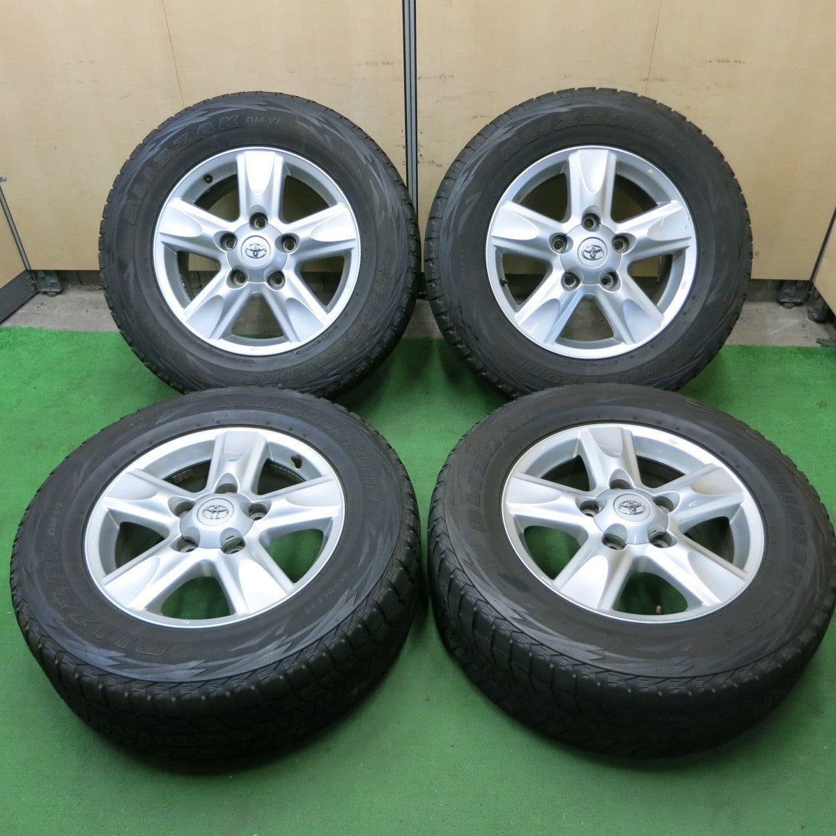 *送料無料* キレイ★トヨタ ランクル 200 純正 285/60R18 スタッドレス ブリヂストン ブリザック DM-V1 18インチ  PCD150/5H★4082003ナス