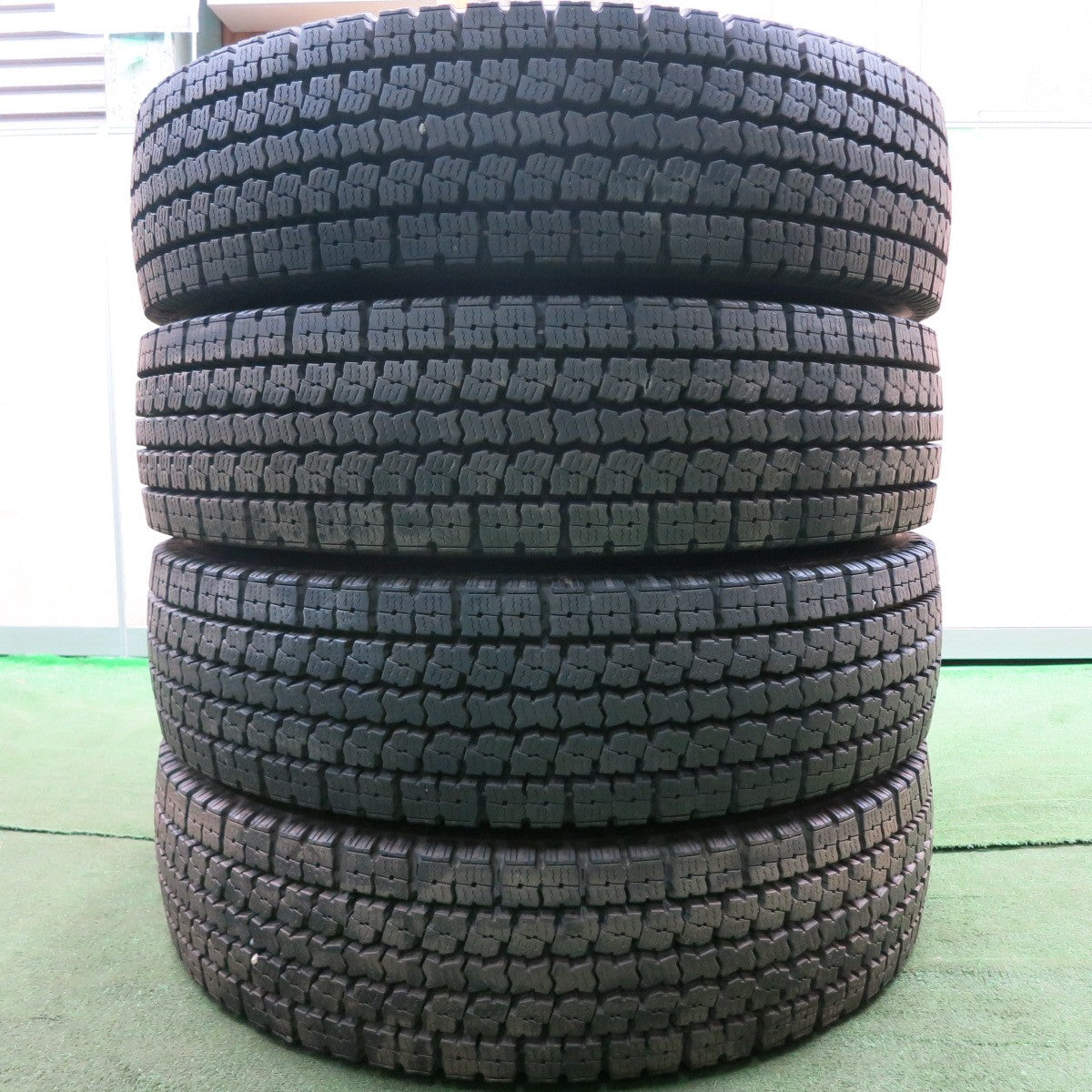 *送料無料* ほぼ未使用！22年★トラック タイヤ 225/80R17.5 123/122L スタッドレス トーヨー M919  17.5インチ★4071011HAスタ