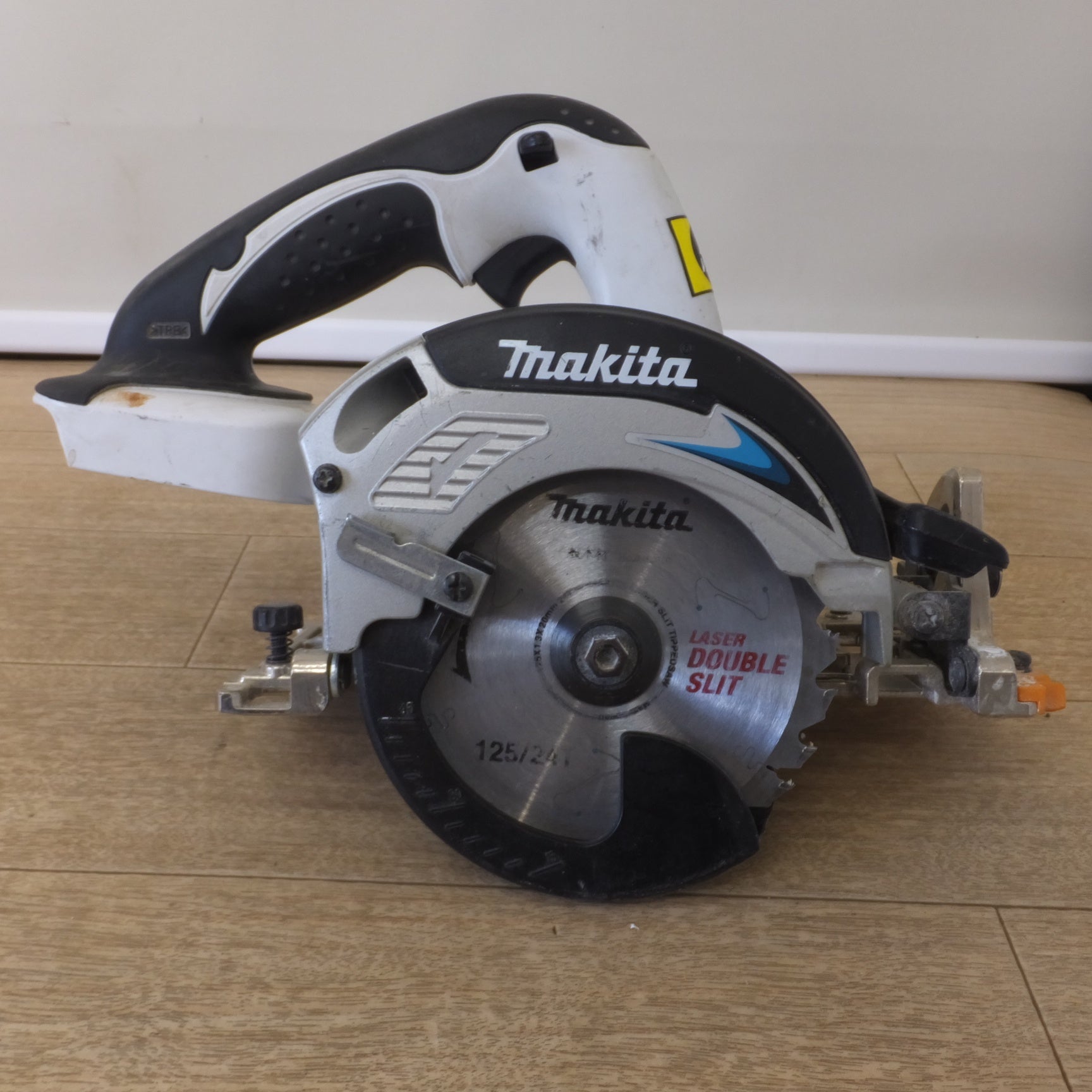 [送料無料] ★マキタ makita 125mm 充電式マルノコ SS540D DC14.4V　本体のみ★