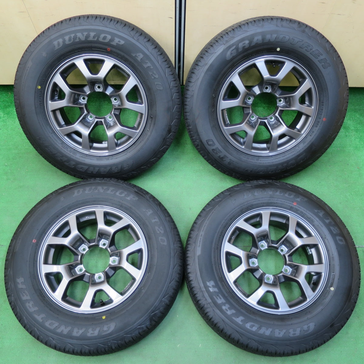 *送料無料* 新車外し！24年★スズキ JB74W ジムニー シエラ 純正 195/80R15 ダンロップ AT20 グラントレック 15インチ  PCD139.7/5H★4071203イノ