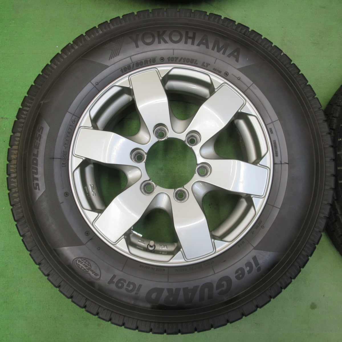 バリ溝!キレイ!9.5分以上★ハイエース 195/80R15 107/105L スタッドレス ヨコハマ アイスガード iG91 TOPY BAZALT-X 15インチ PCD139.7/6H★5040908イス