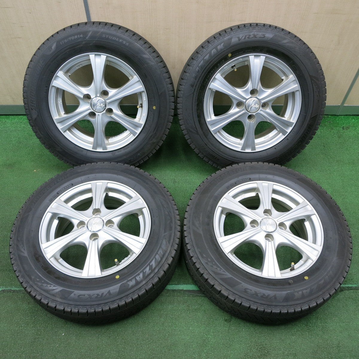 *送料無料* バリ溝！21年！9.5分以上★スタッドレス 175/70R14 ブリヂストン ブリザック VRX3 Fang ファング 14インチ  PCD100/4H★4031901NJス