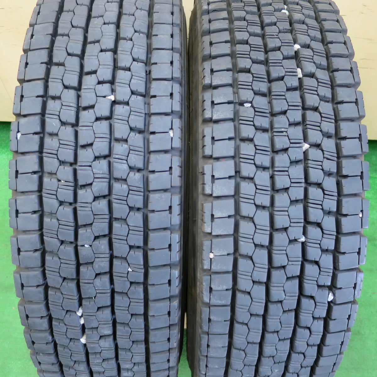 *送料無料* バリ溝！23年！9分★トラック タイヤ 225/80R17.5 123/122L スタッドレス ブリヂストン W999  17.5インチ★4060402イスタ