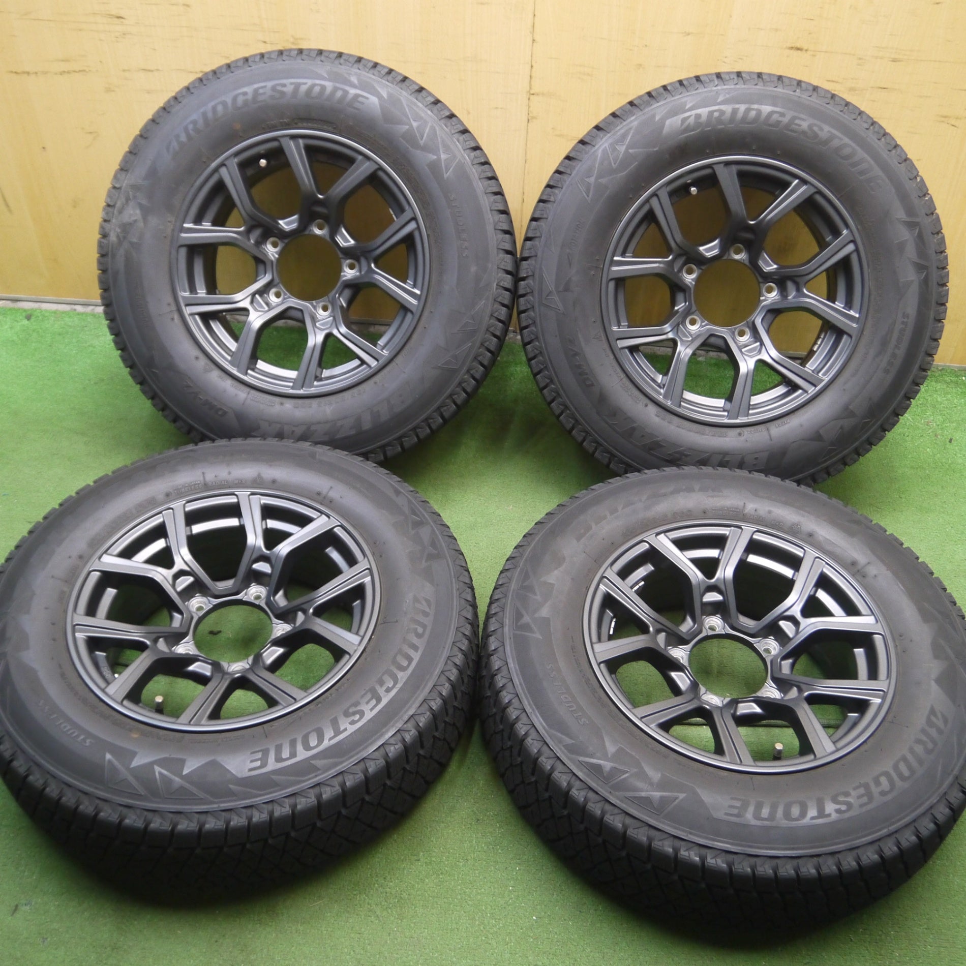 *送料無料* キレイ！22年★ジムニー等 195/80R15 スタッドレス ブリヂストン ブリザック DM-V2 社外 アルミ 15インチ  PCD139.7/5H★4051308Hス