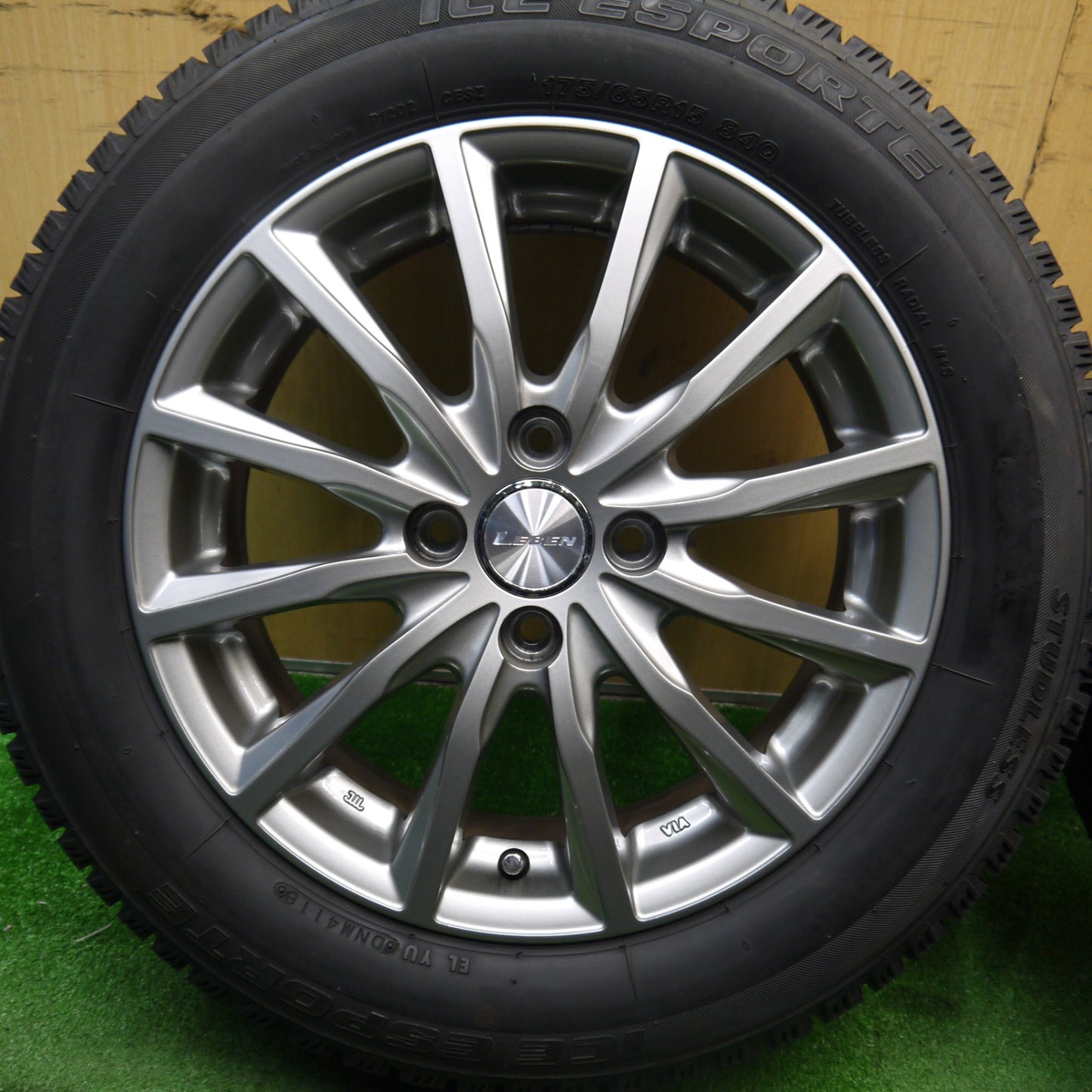 バリ溝!キレイ!ほぼ10分★スタッドレス 175/65R15 アイスエスポルテ LEBEN レーベン 15インチ PCD100/4H★5041106Hス