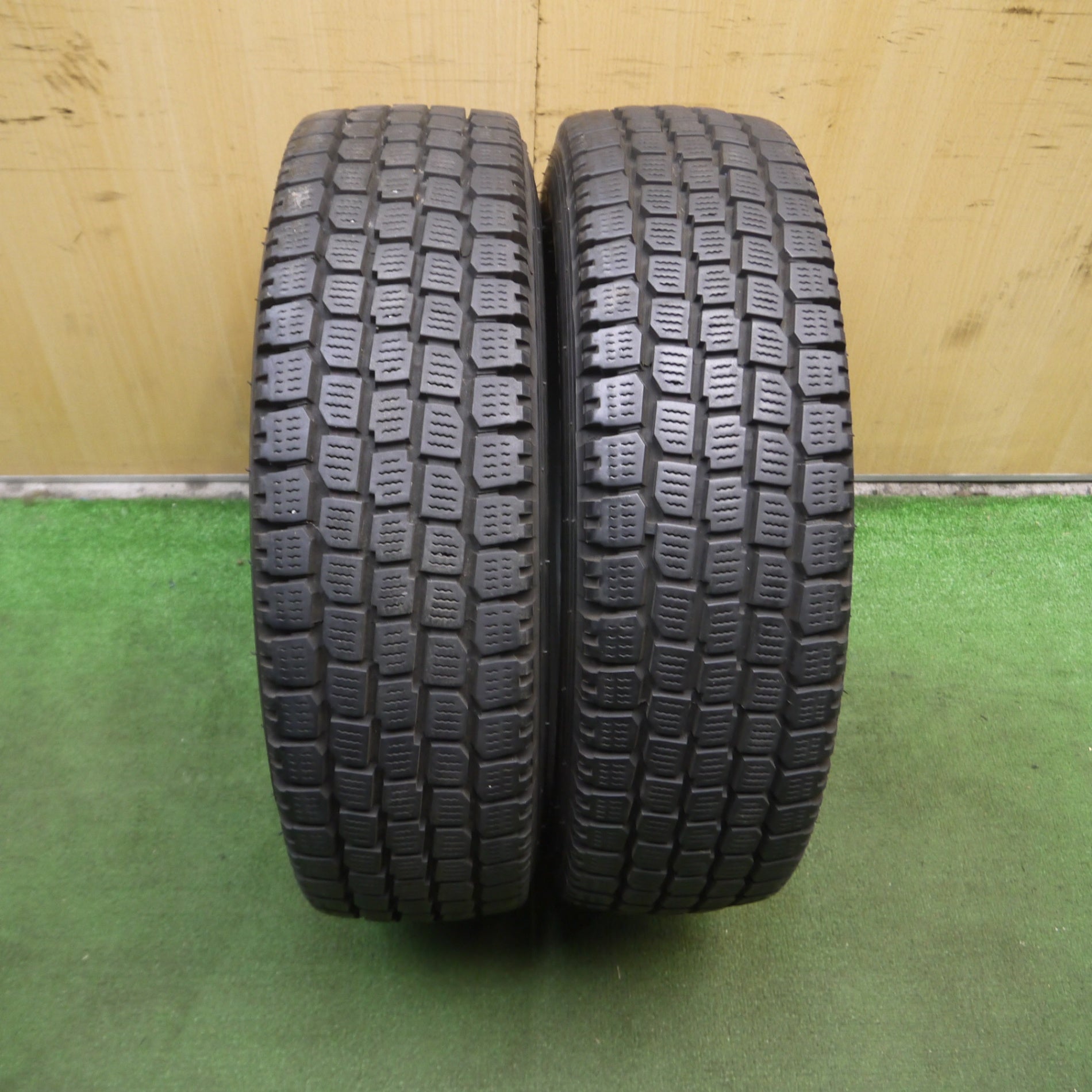 送料無料* バリ溝！8.5分☆小型 トラック バン タイヤ 195/75R15 109/107L スタッドレス ヨコハマ SY01 15イ |  名古屋/岐阜の中古カー用品・工具の買取/販売ならガレージゲット