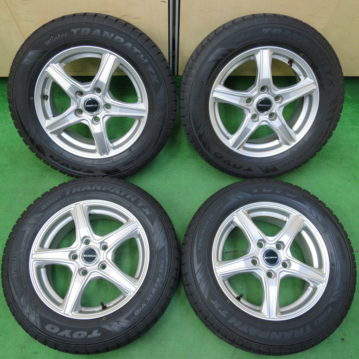 *送料無料* バリ溝！21年！キレイ！9.5分★スタッドレス 195/65R15 トーヨー ウインター トランパス TX BALMINUM バルミナ  15インチ PCD114.3/5H★4070205イス