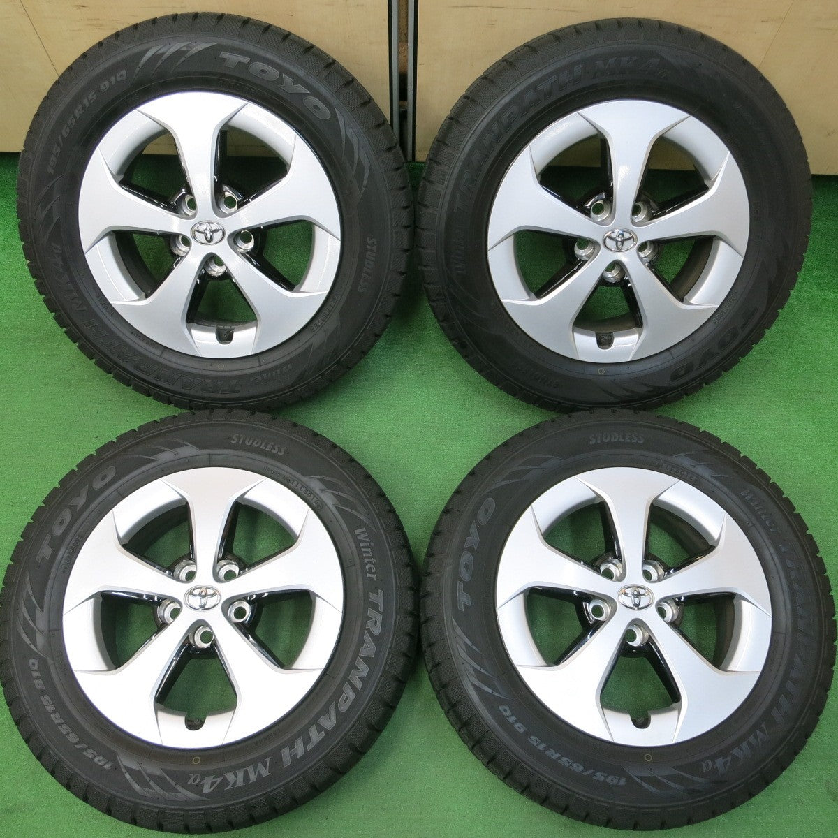 *送料無料* バリ溝！キレイ！9分★トヨタ 30系 プリウス 純正 195/65R15 スタッドレス トーヨー ウインター トランパス MK4α  PCD100/5H★4040905イス