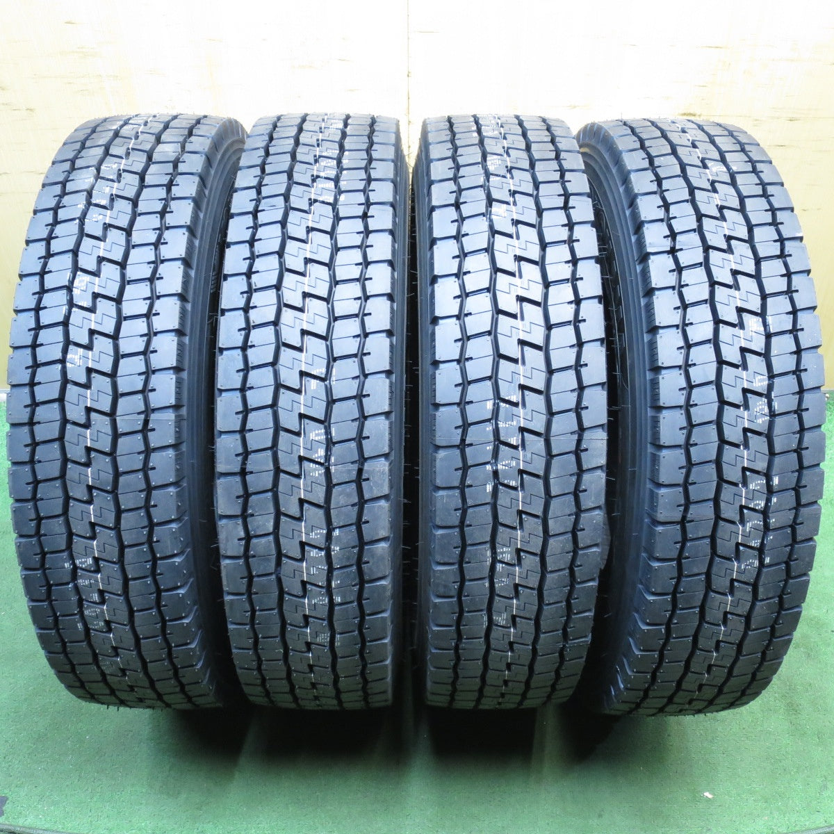 *送料無料* 未使用！24年★トラック タイヤ 225/80R17.5 123/122L ヨコハマ 710R ミックス  17.5インチ★4033013KKスタ