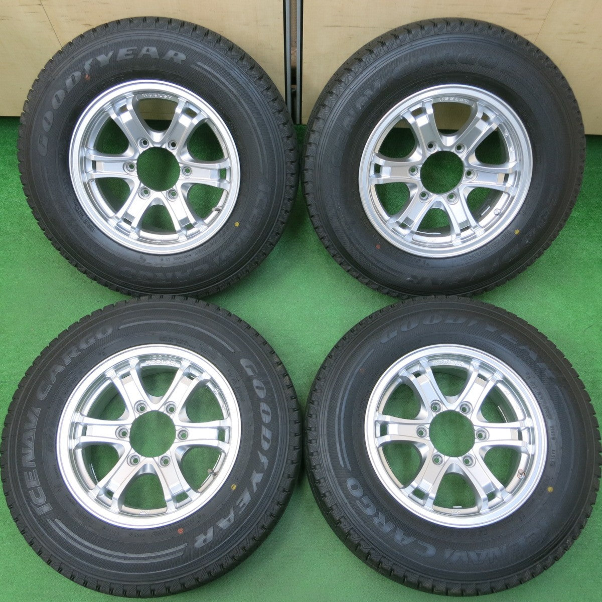 *送料無料* バリ溝！キレイ！9.5分★ハイエース等 KEEELER 195/80R15 スタッドレス グッドイヤー アイスナビ カーゴ キーラー  15インチ PCD139.7/6H★4041004イス