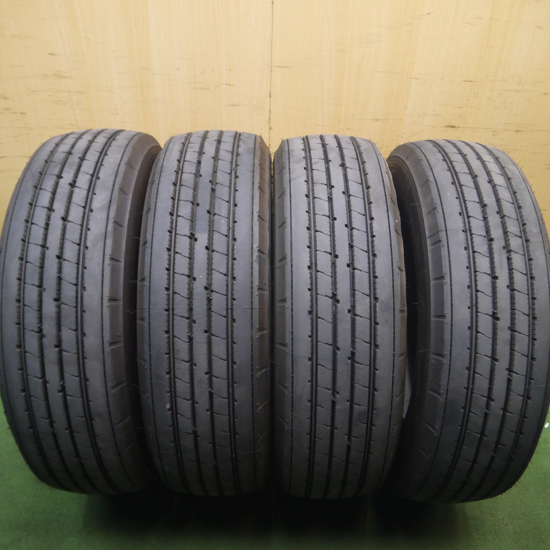 *送料無料* 新車外し！ほぼ未使用！23年★トラック タイヤ 215/70R17.5 123/121J ブリヂストン R173  17.5インチ★4061409Hノタ