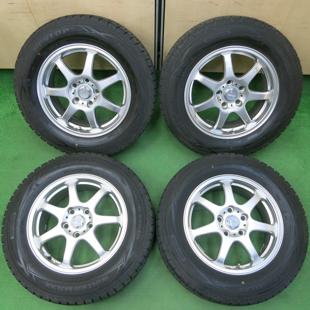 *送料無料* バリ溝！8.5分★スタッドレス 215/65R16 ダンロップ ウインターマックス WM01 Lizea リゼア 16インチ  PCD114.3/5H★4042702イス