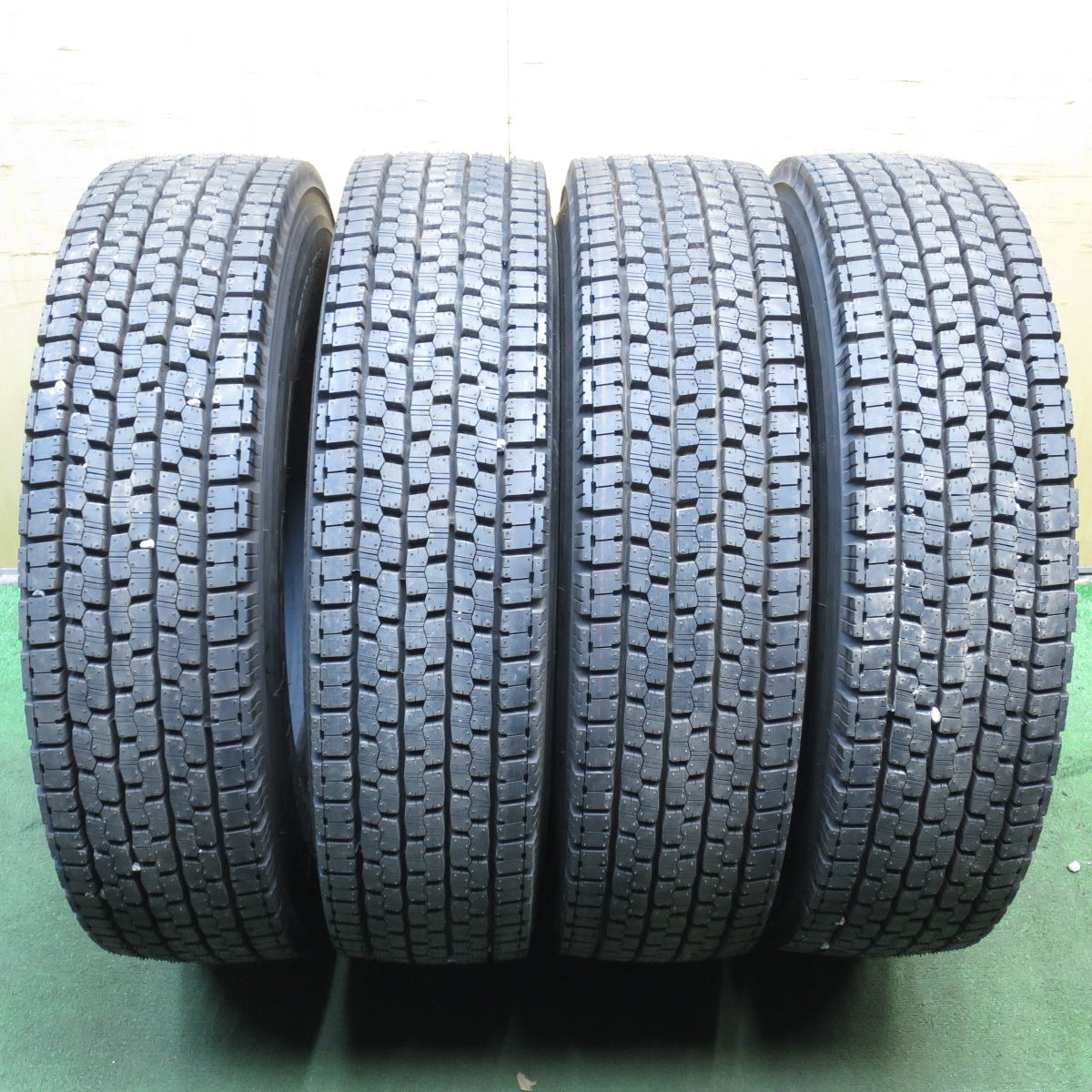 *送料無料* ほぼ未使用！23年★トラック タイヤ 225/80R17.5 123/122L スタッドレス ブリヂストン W999  17.5インチ★4032002クスタ