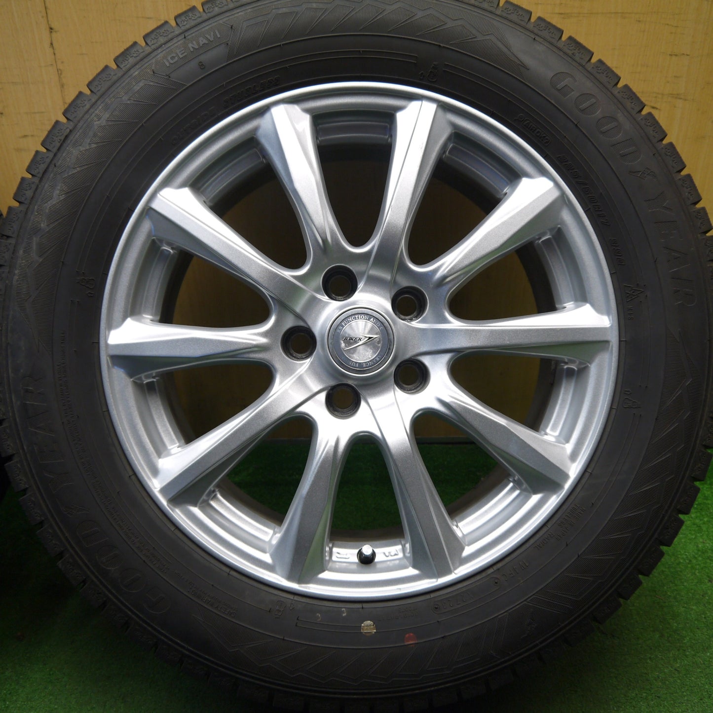 バリ溝!23年!キレイ!9.5分★スタッドレス 225/60R17 グッドイヤー アイスナビ8 JOKER ジョーカー 17インチ PCD114.3/5H★5041407Hス