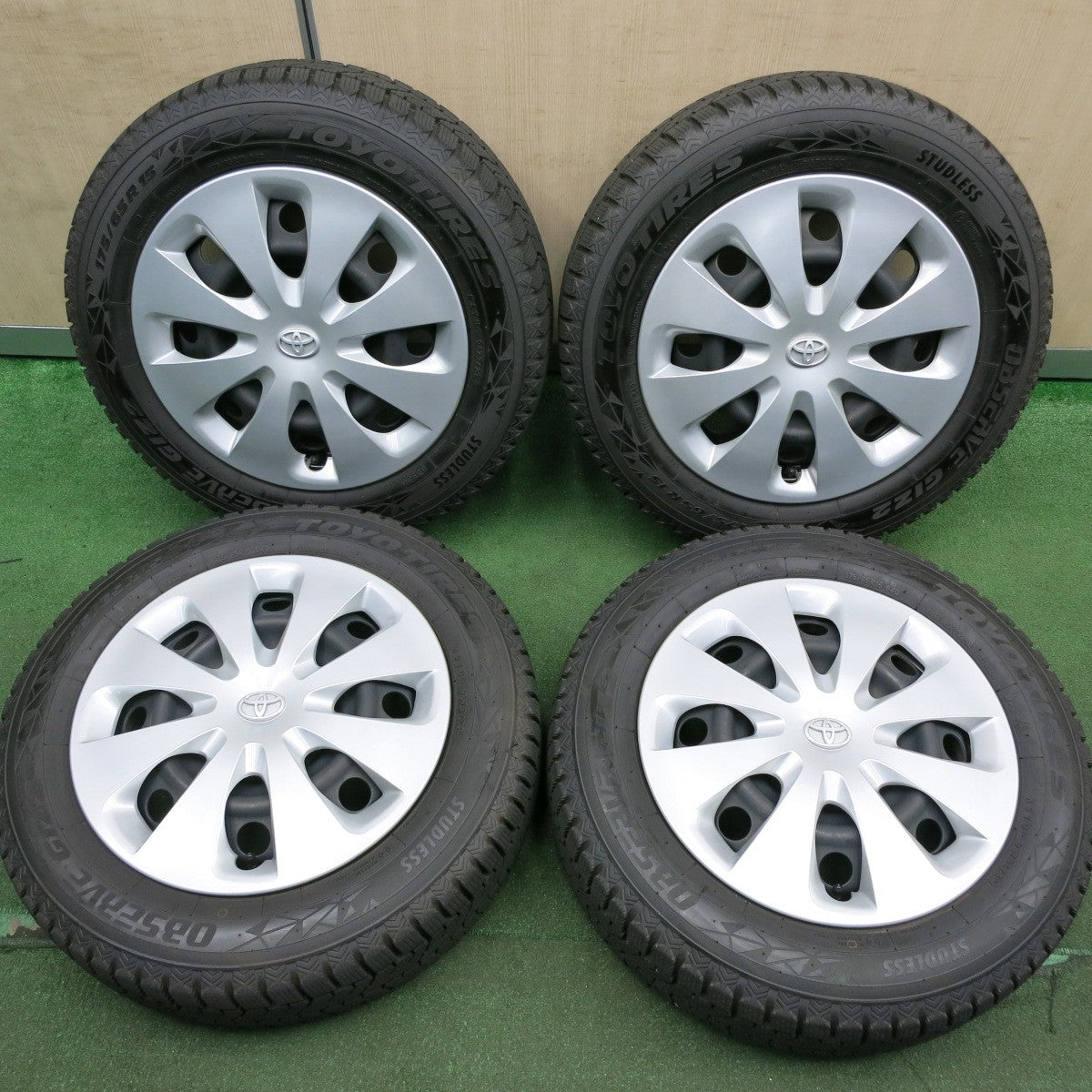 *送料無料* ほぼ未使用！23年！キレイ★トヨタ アクア 純正 スチール 175/65R15 スタッドレス トーヨー オブザーブ GIZ2 15インチ  PCD100/4H★4060201HAス