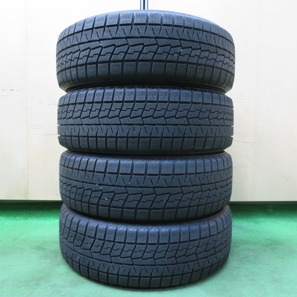 [送料無料] バリ溝！21年！9.5分以上★スタッドレス 215/60R17 ヨコハマ アイスガード iG70 タイヤ 17インチ アルファード  ヴェルファイア 等★4110602イスタ