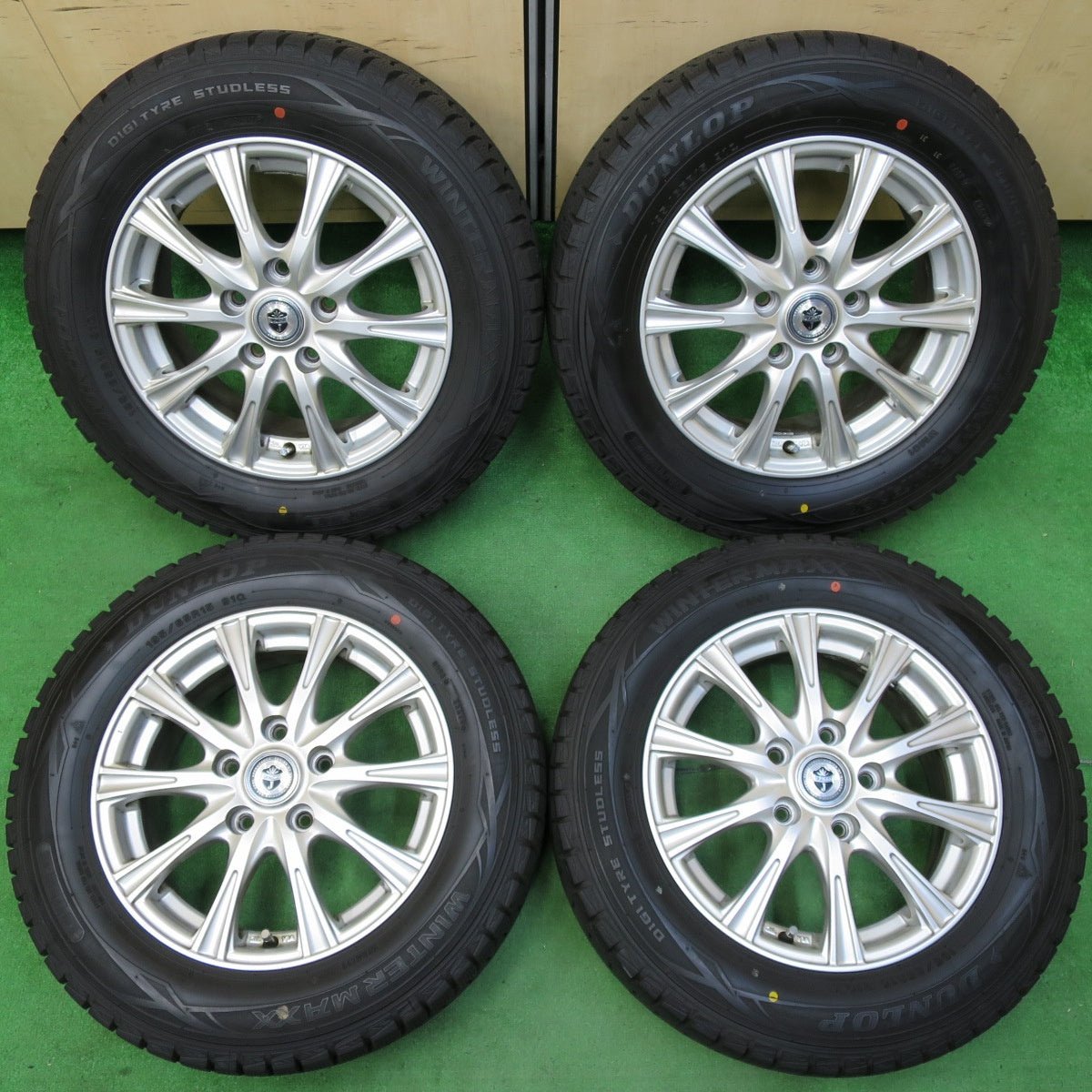 *送料無料* バリ溝！9.5分以上★スタッドレス 195/65R15 ダンロップ ウインターマックス WM01 JOKER ジョーカー 15インチ  PCD114.3/5H★4061104イス