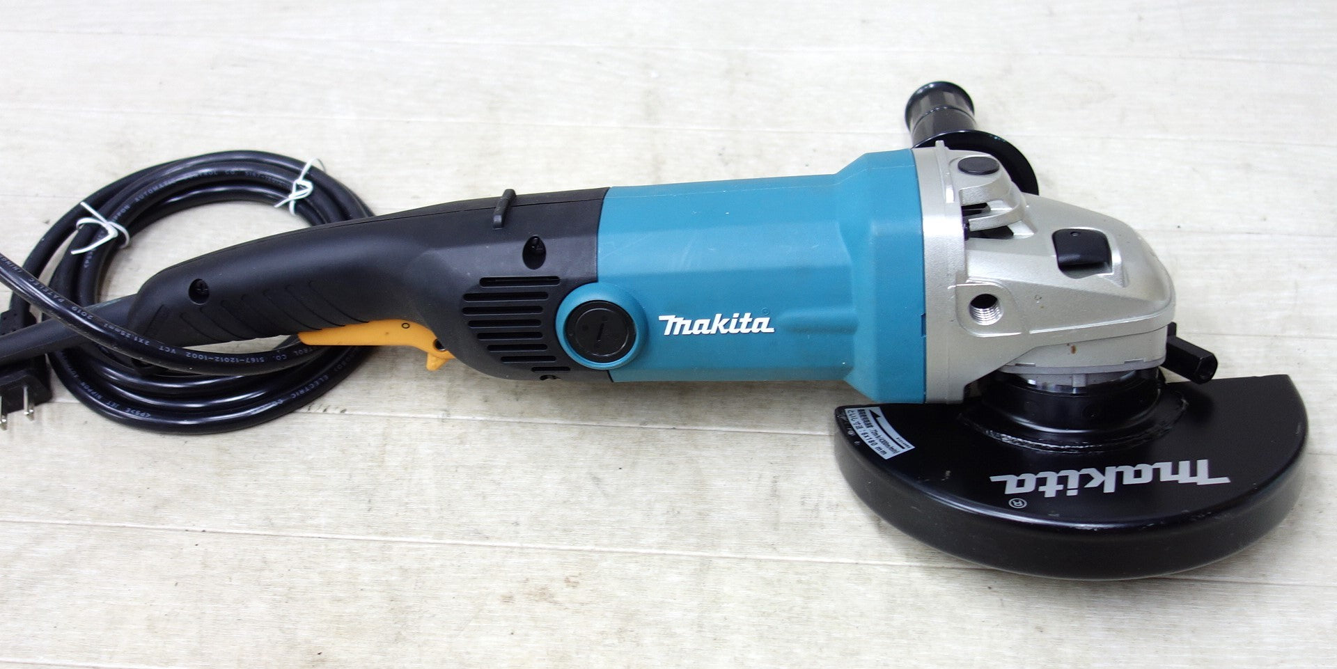 [送料無料] キレイ◆makita マキタ 180mm 電子ディスクグラインダ GA7011C 切断 研削 電動工具 100V 50/60Hz◆