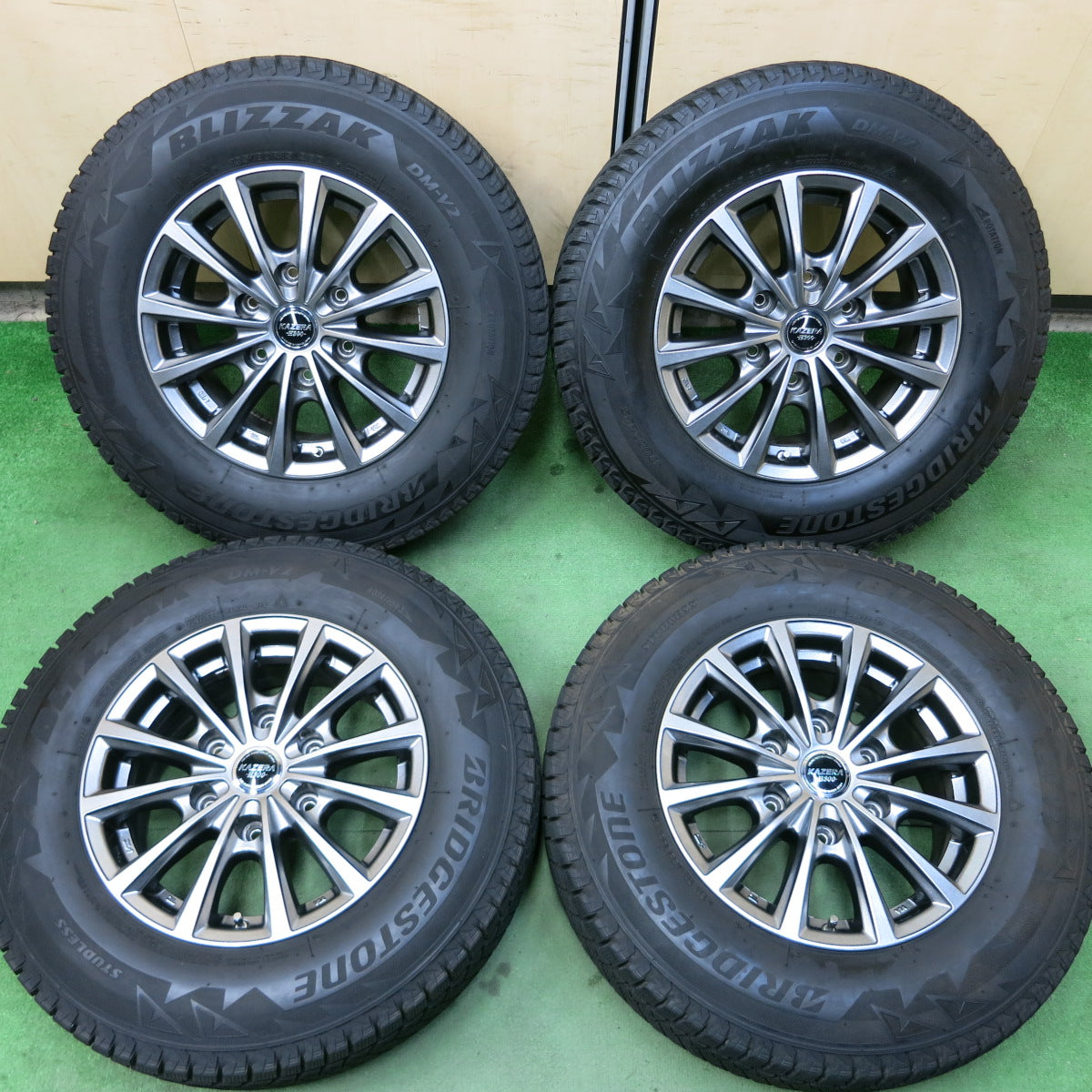 *送料無料*キレイ★ハイエース 等 195/80R15 スタッドレス ブリヂストン ブリザック DM-V2 KAZERA -H300- 15インチ  PCD139.7/6H★3102005イス