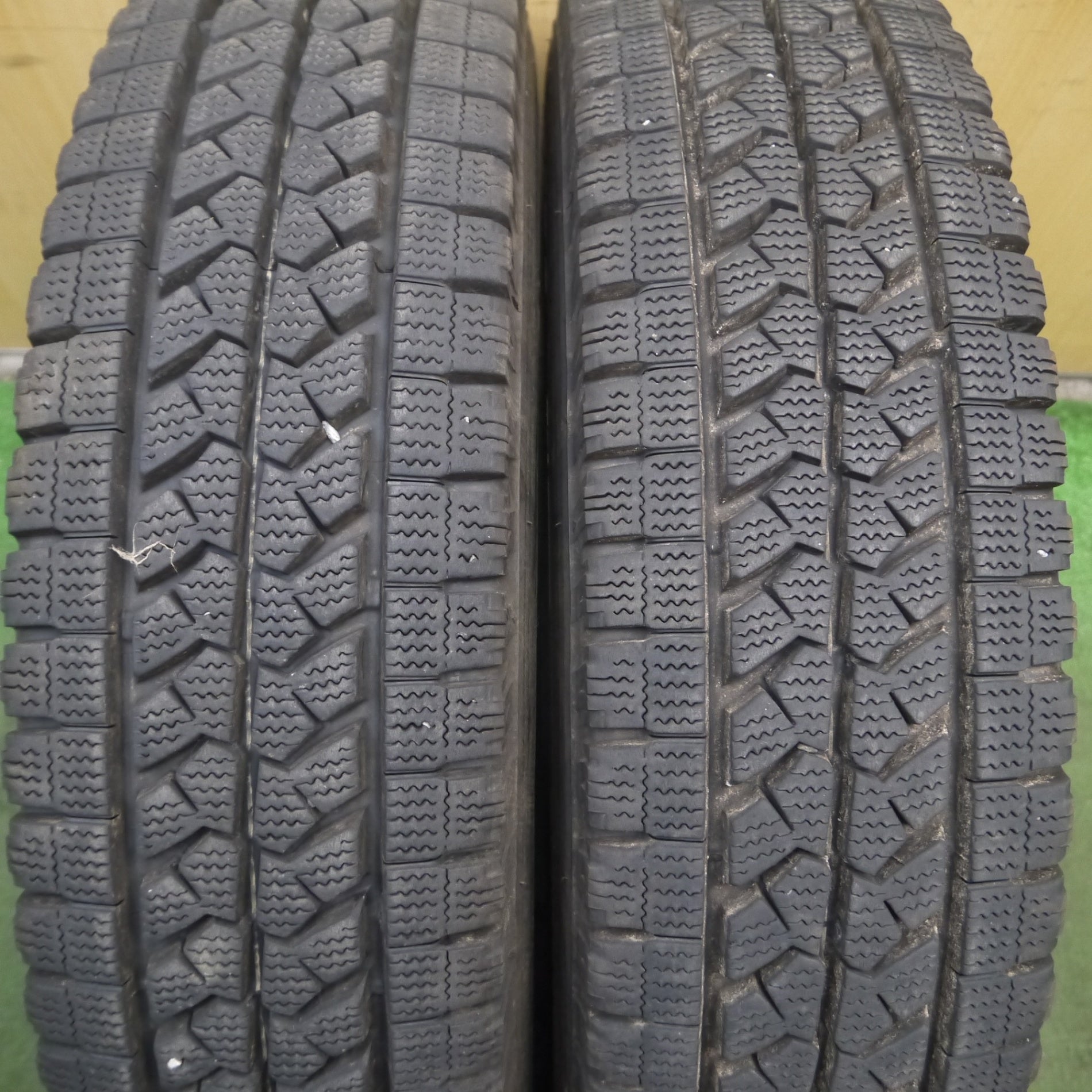 205/85R16 117/115L ブリヂストン BLIZZAK W979 スタッドレス4本  050828(タイヤ)｜売買されたオークション情報、yahooの商品情報をアーカイブ公開 - オークファン タイヤ