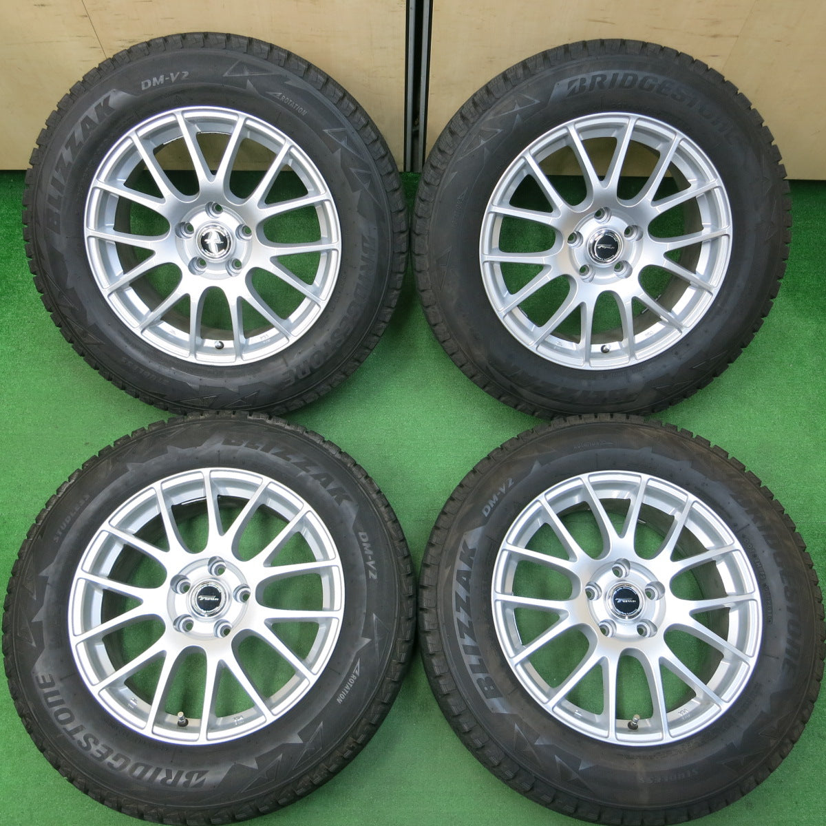 *送料無料*バリ溝！キレイ！9分★スタッドレス 225/65R17 ブリヂストン ブリザック DM-V2 TOPRUN トップラン 17インチ  PCD114.3/5H★4011005イス