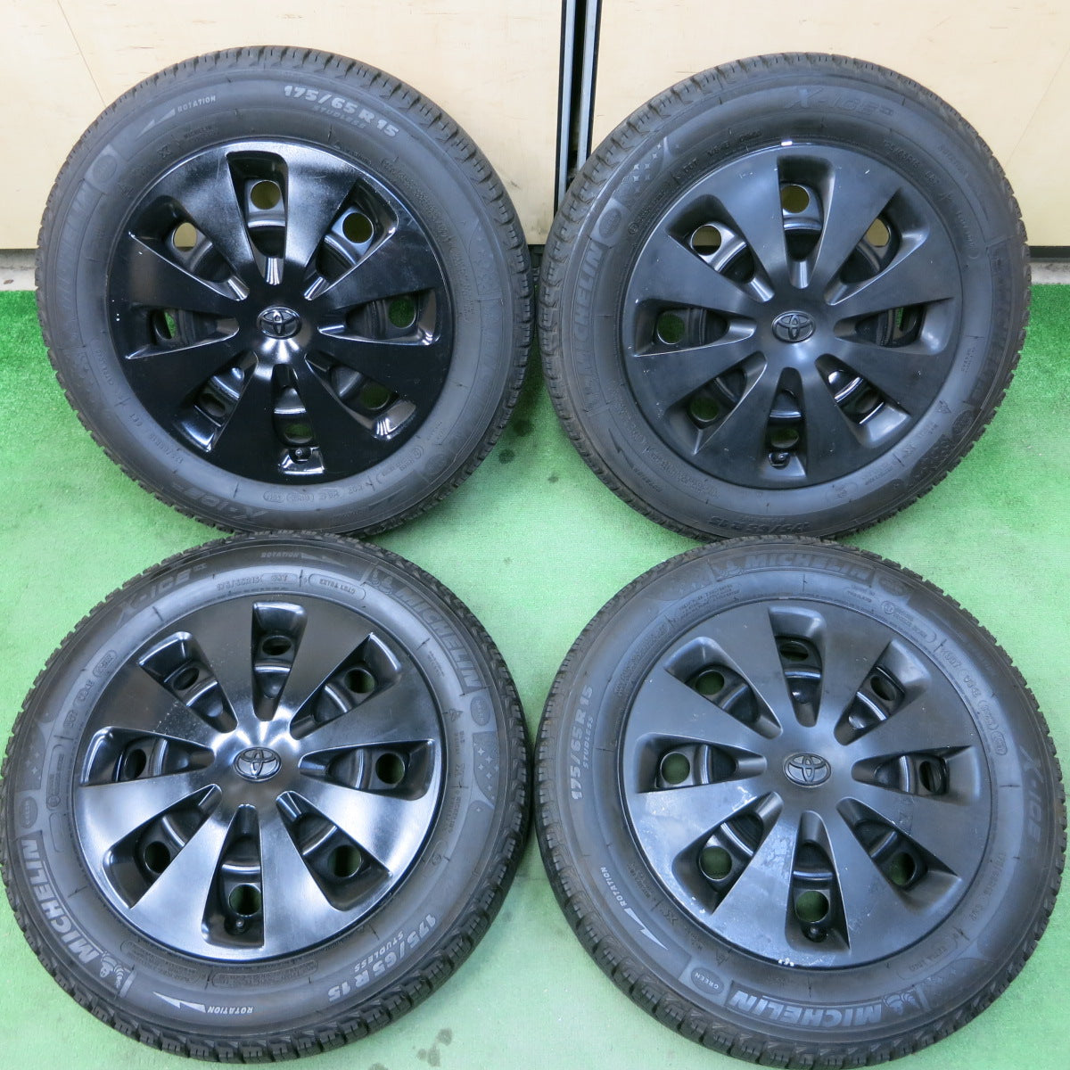 *送料無料*バリ溝！9分★トヨタ アクア 純正 スチール 175/65R15 スタッドレス ミシュラン X-ICE XI3 15インチ  PCD100/4H★3101801イス