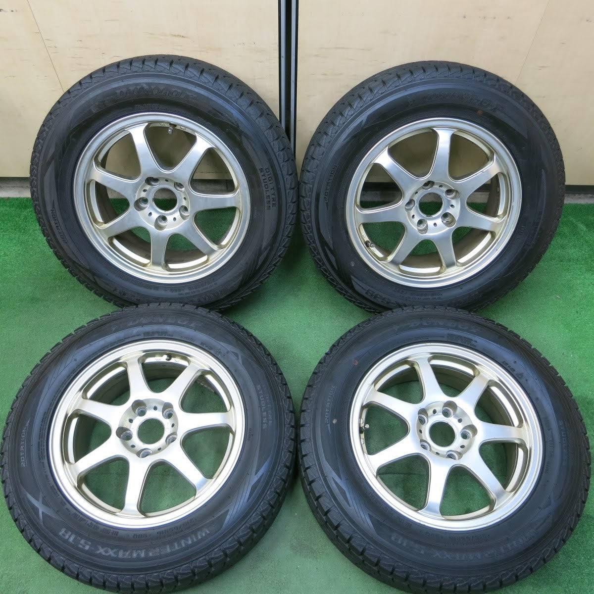 [送料無料]バリ溝！19年！9.5分★スタッドレス 215/65R16 ダンロップ ウインターマックス SJ8 LIZEA TH-10 16インチ  PCD114.3/5H★3093006イス