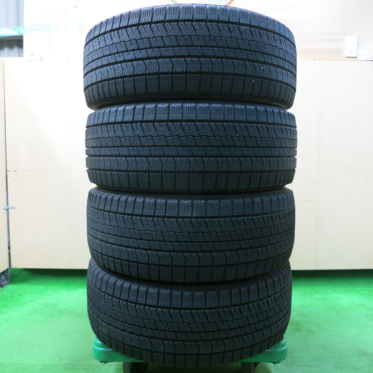 *送料無料*バリ溝！20年！8.5分★スタッドレス 225/55R17 ブリヂストン ブリザック VRX2 タイヤ 17インチ アルファード  フォレスター等★4012208イスタ