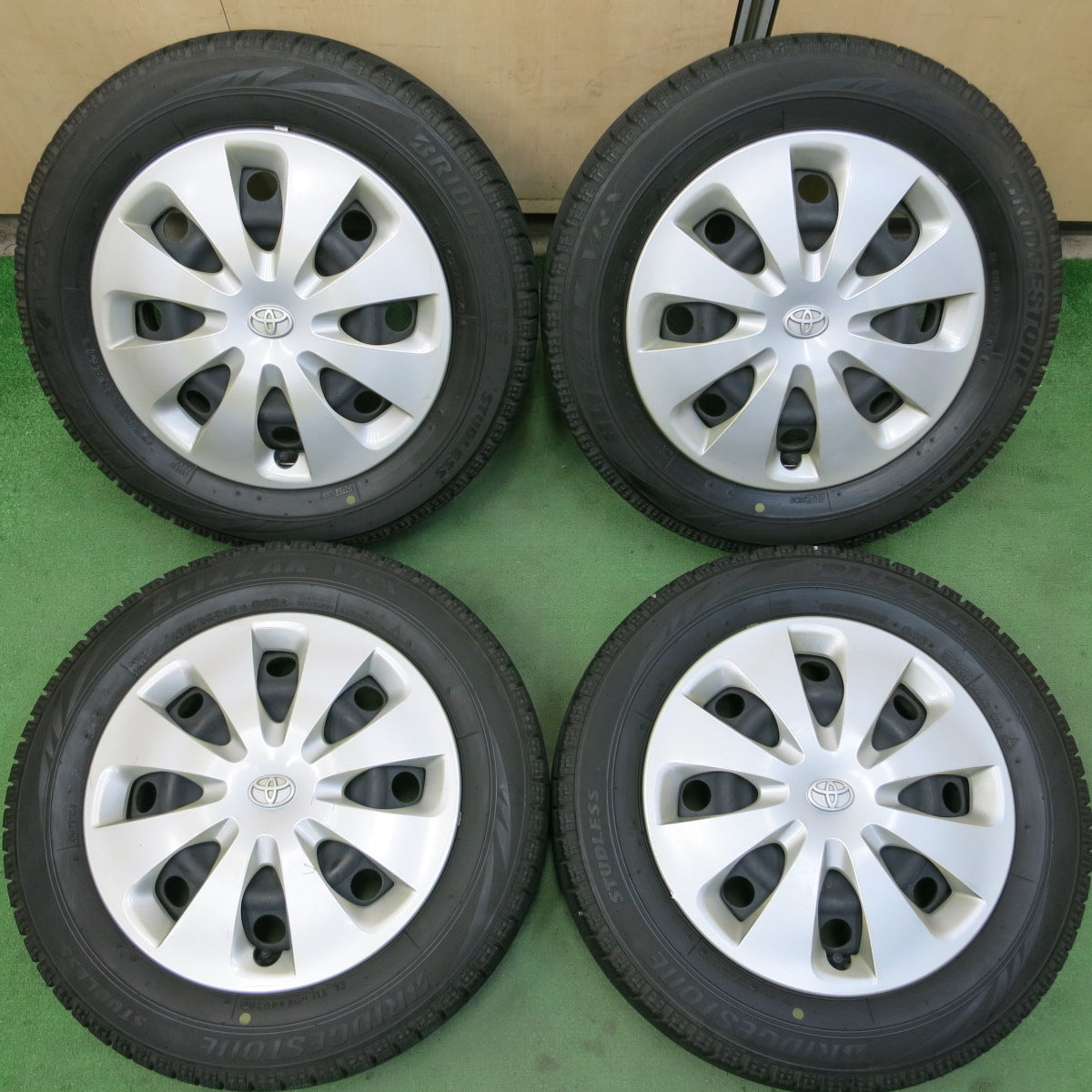 トヨタアクア　175/65R 15  84Q  スタッドレスタイヤホイール車