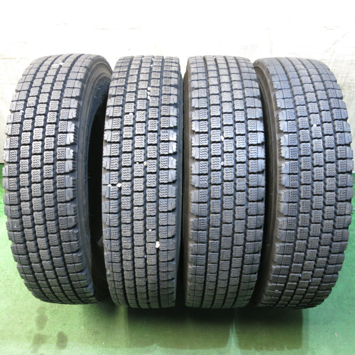 *送料無料* バリ溝！22年！8.5分★トラック タイヤ 225/80R17.5 123/122L スタッドレス ブリヂストン W910  17.5インチ★4021402クスタ