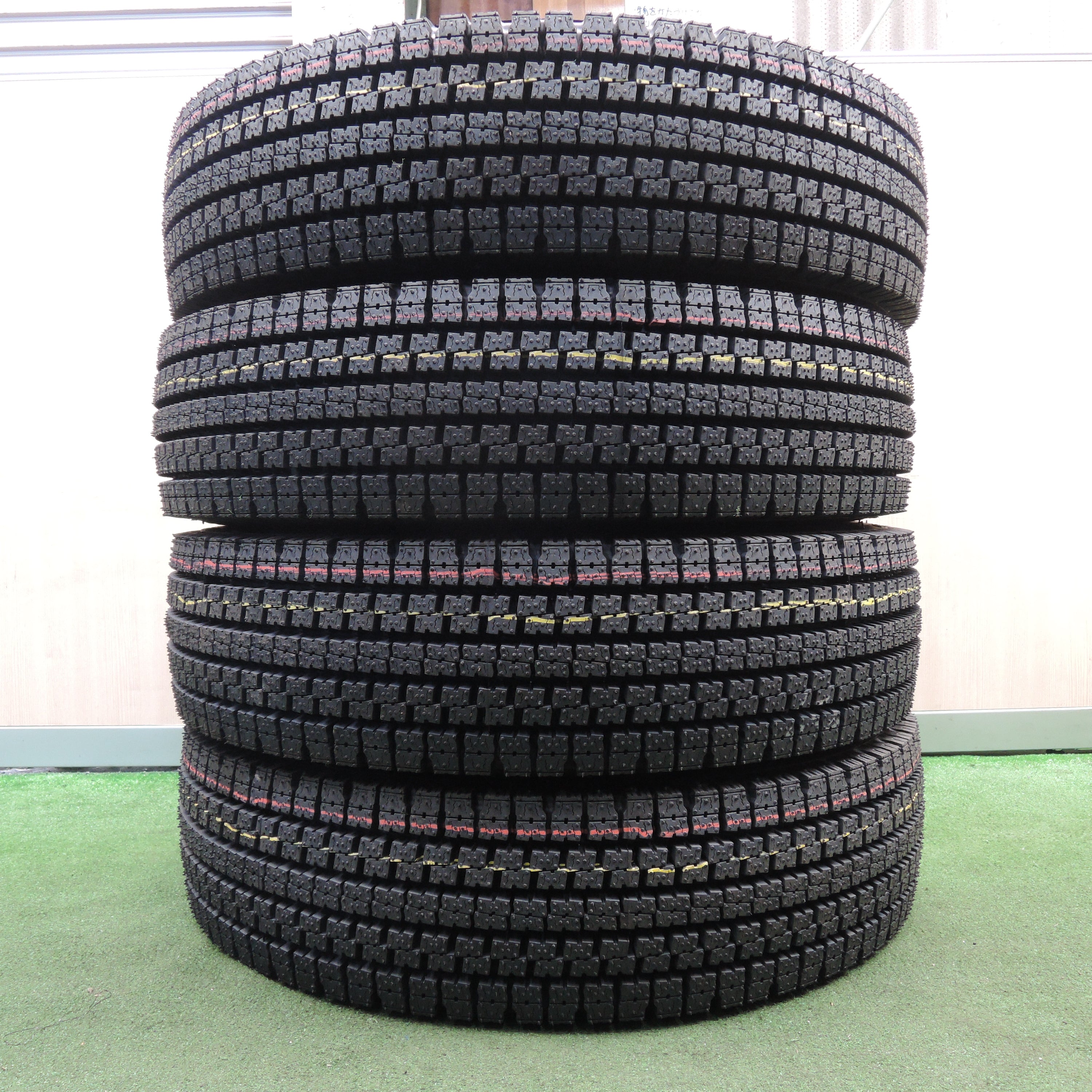 *送料無料*未使用！22年★トラック 再生タイヤ 225/80R17.5 123/122L スタッドレス トーヨー M919 ベース TOK