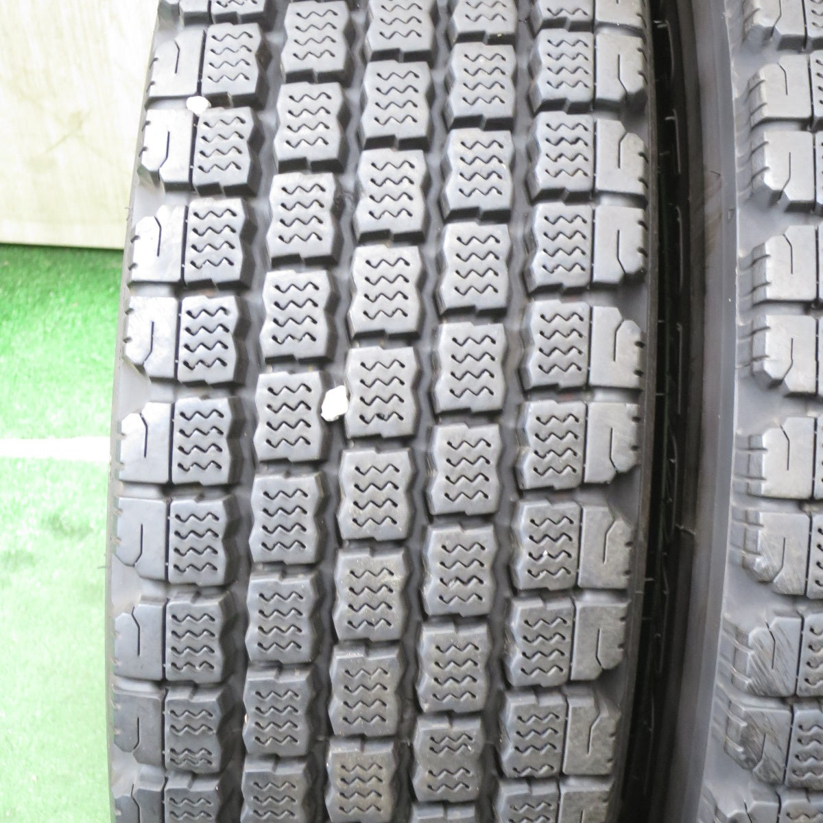 *送料無料* バリ溝！22年！9.5分★トラック タイヤ 225/80R17.5 123/122L スタッドレス ブリヂストン W910 17.5インチ★4052801クスタ