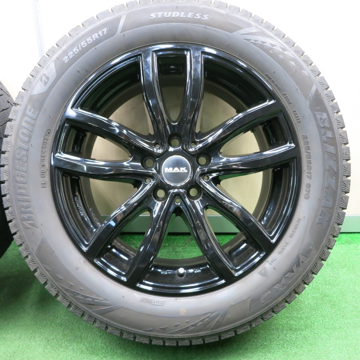 *送料無料* 超バリ溝！22年！ほぼ10分★ベンツ 等 MAK FAHR 225/55R17 スタッドレス ブリヂストン ブリザック VRX3 17インチ PCD112/5H★4042501NJス