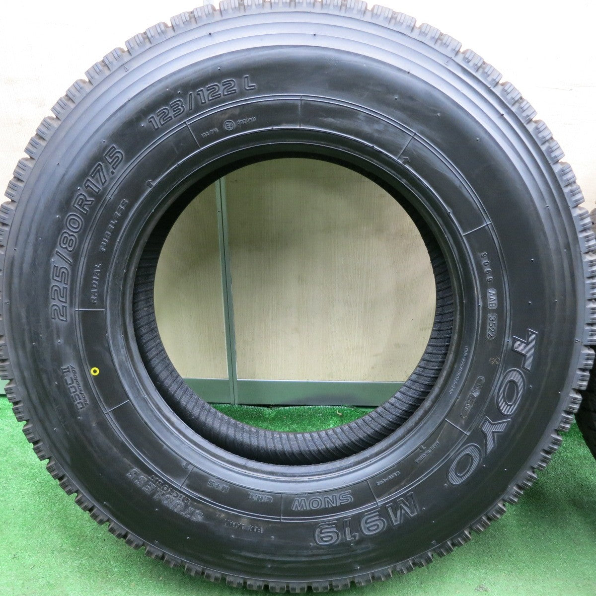 *送料無料* バリ溝！22年！9.5分★トラック タイヤ 225/80R17.5 123/122L スタッドレス トーヨー M919 17.5インチ★4071010HAスタ