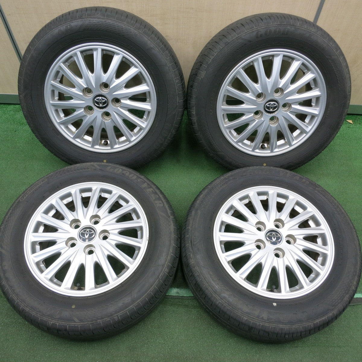 *送料無料* バリ溝！21年！9.5分★トヨタ 80系 ヴォクシー ノア 純正 195/65R15 グッドイヤー EfficIentGrip ECO EG02 PCD114.3/5H★4051005HAノ