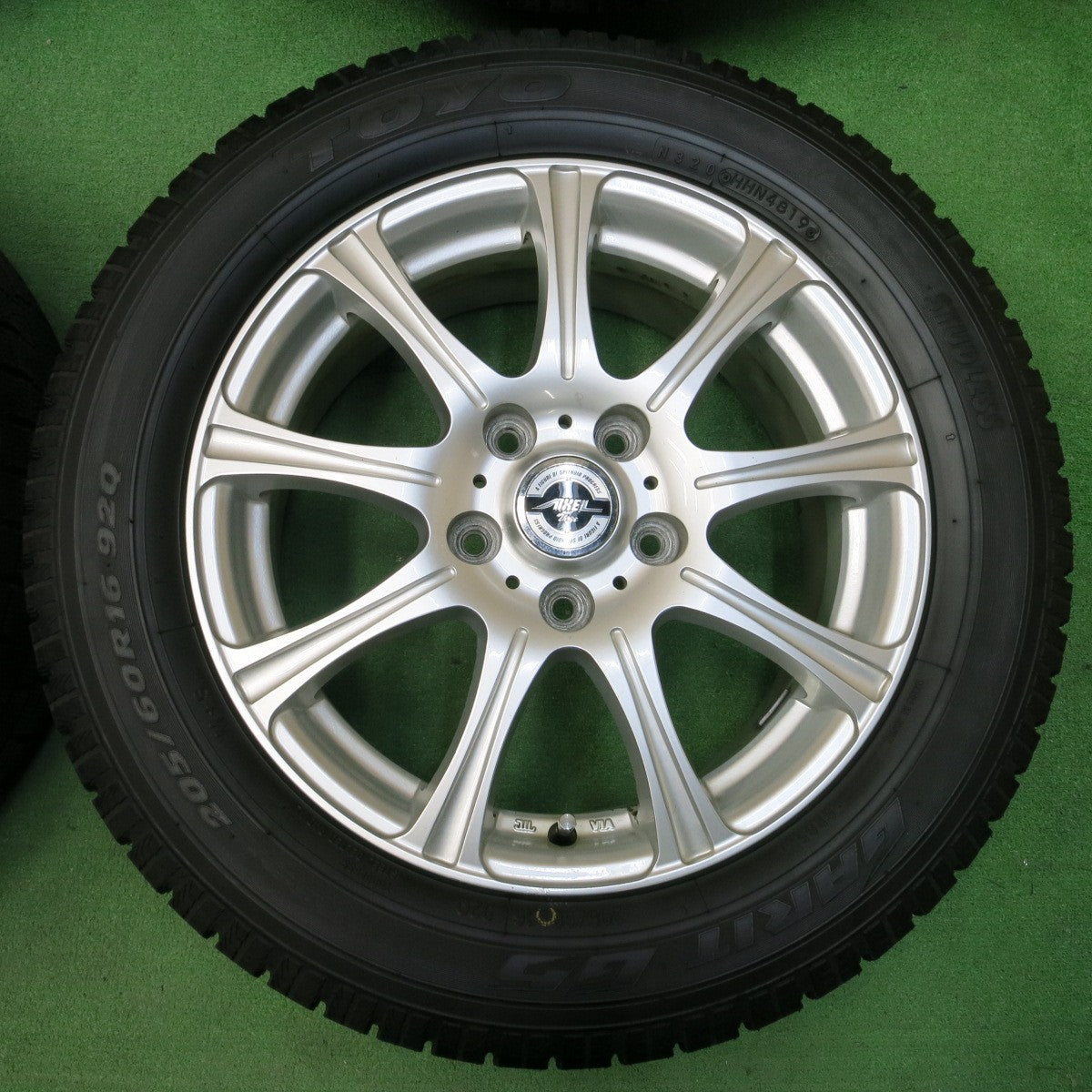 *送料無料* 超バリ溝！キレイ！ほぼ10分★スタッドレス 205/60R16 トーヨー ガリット G5 AXEL Three アクセル 16インチ PCD114.3/5H★4040204イス