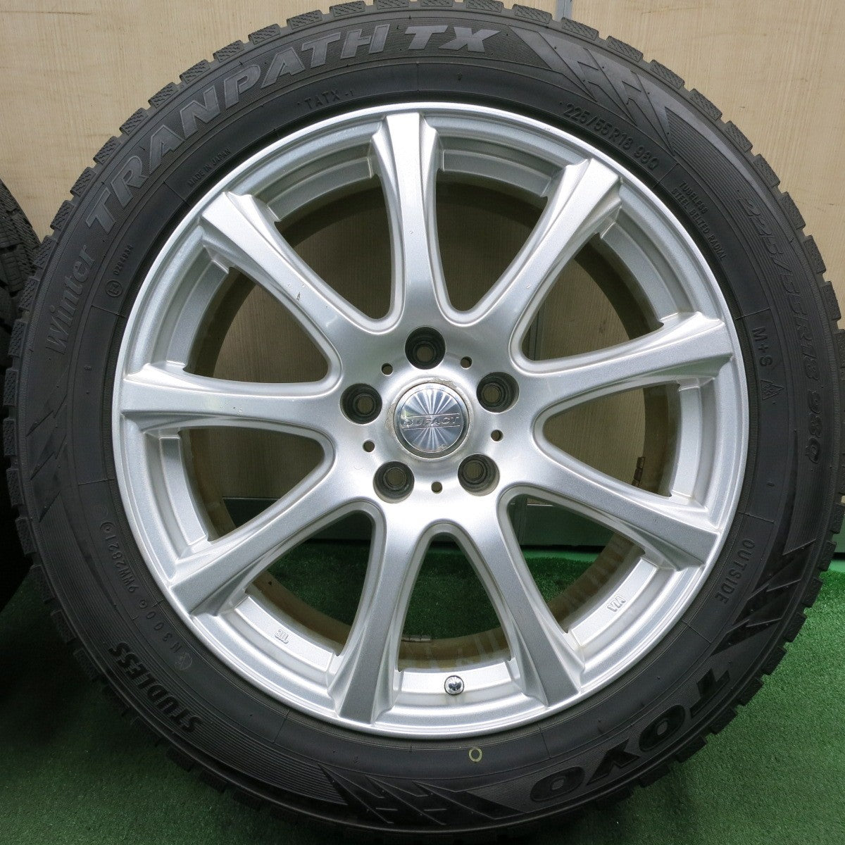 *送料無料* バリ溝！21年！9.5分★スタッドレス 225/55R18 トーヨー ウインター トランパス TX DUFACT デュファクト 18インチ PCD114.3/5H★4051504HAス