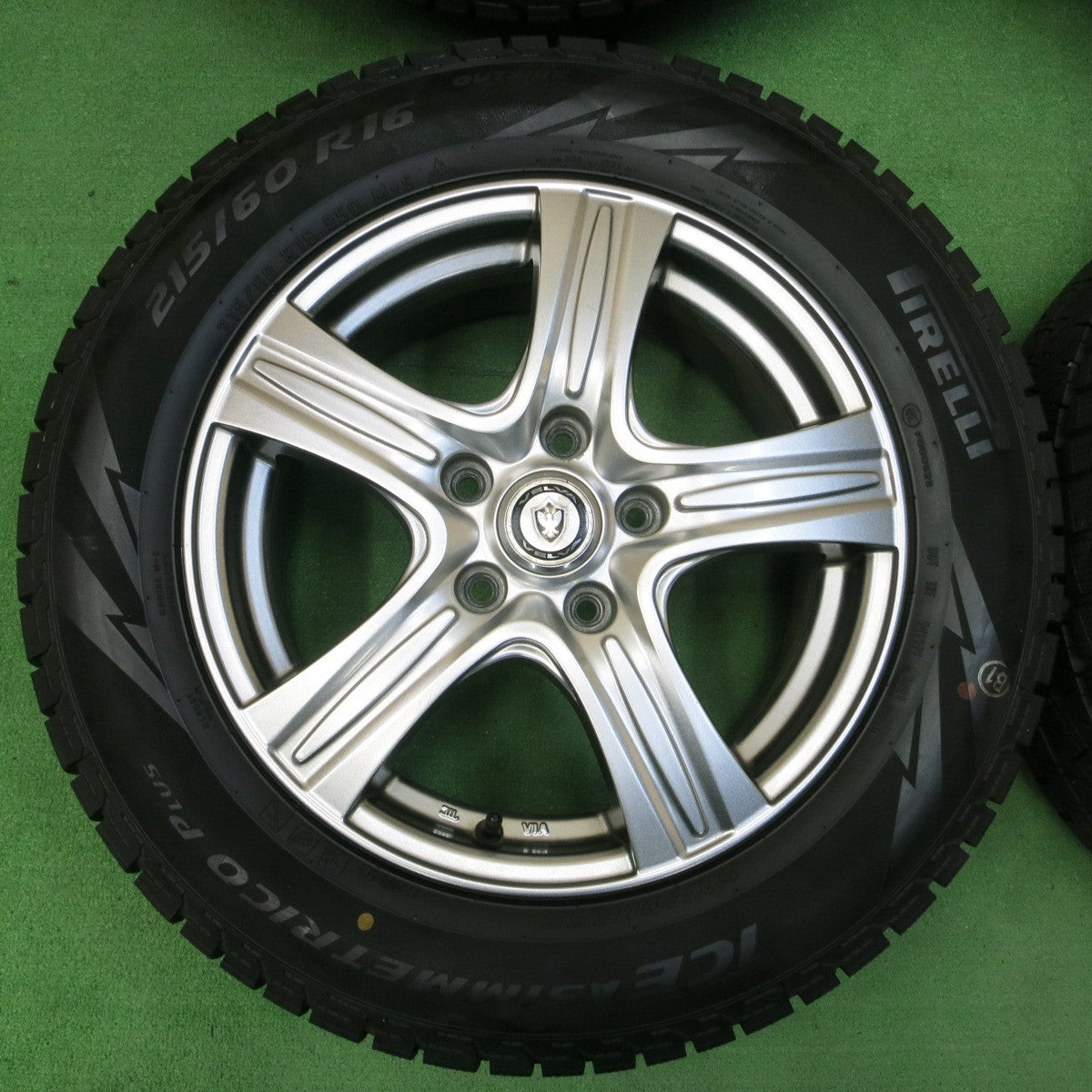 *送料無料* バリ溝！21年！キレイ！ほぼ10分★スタッドレス 215/60R16 ピレリ アイスアシンメトリコ プラス VELVA ヴェルヴァ 16インチ PCD114.3/5H★4042914イス