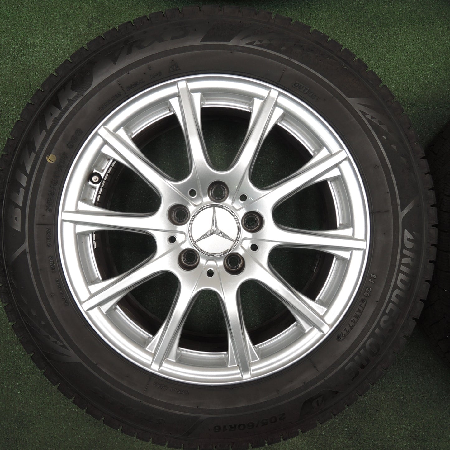 *送料無料* バリ溝！22年！9.5分★ベンツ Cクラス W205 純正 205/60R16 スタッドレス ブリヂストン ブリザック VRX3 16インチ PCD112/5H★4031307TNス