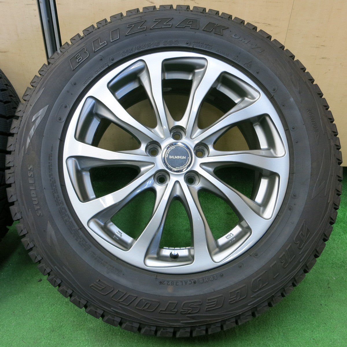 *送料無料* バリ溝！22年！キレイ！9.5分以上★フォレスター等 215/65R16 スタッドレス ブリヂストン ブリザック DM-V1 BALMINUM バルミナ PCD100/5H★4051402イス