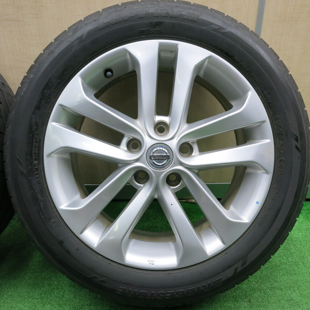 [送料無料] バリ溝！8.5分★日産 ジューク 純正 215/55R17 ブリヂストン LUFT RV2 ルフト 17インチ PCD114.3/5H★4101611HAノ