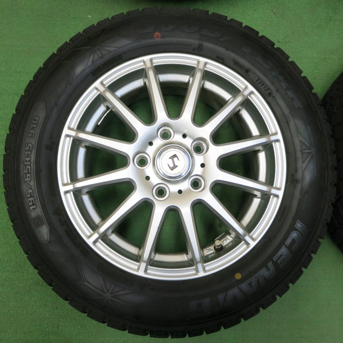 *送料無料* バリ溝！キレイ！9.5分以上★スタッドレス 195/65R15 グッドイヤー アイスナビ6 社外 アルミ 15インチ PCD114.3/5H★4050308イス