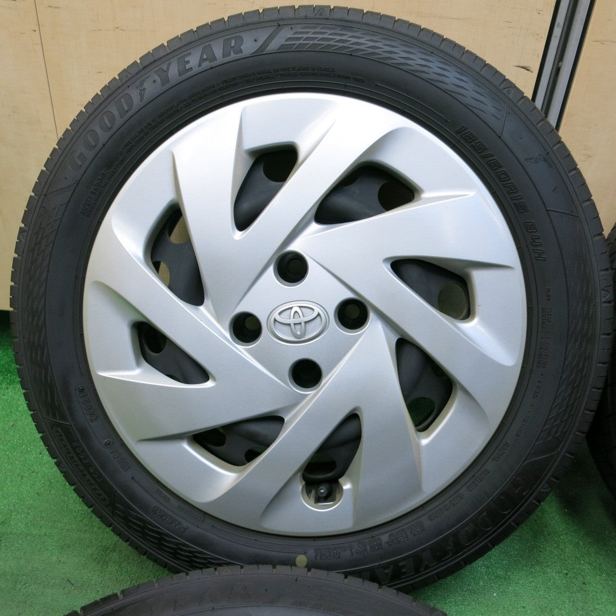 *送料無料* バリ溝！21年！9.5分★トヨタ NHP10 アクア 純正 スチール 185/60R15 スチール グッドイヤー EfficientGrip ECO EG02 15インチ PCD100/4H★4091306SYノ