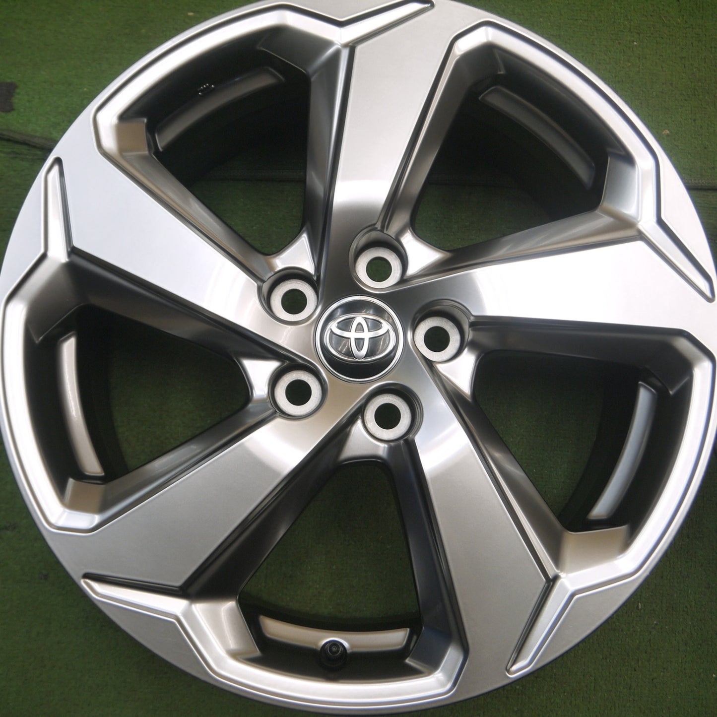 *送料無料* ほぼ新車外し★トヨタ RAV4 純正 ホイール 18インチ 18×7J PCD114.3/5H★4062508Hホ