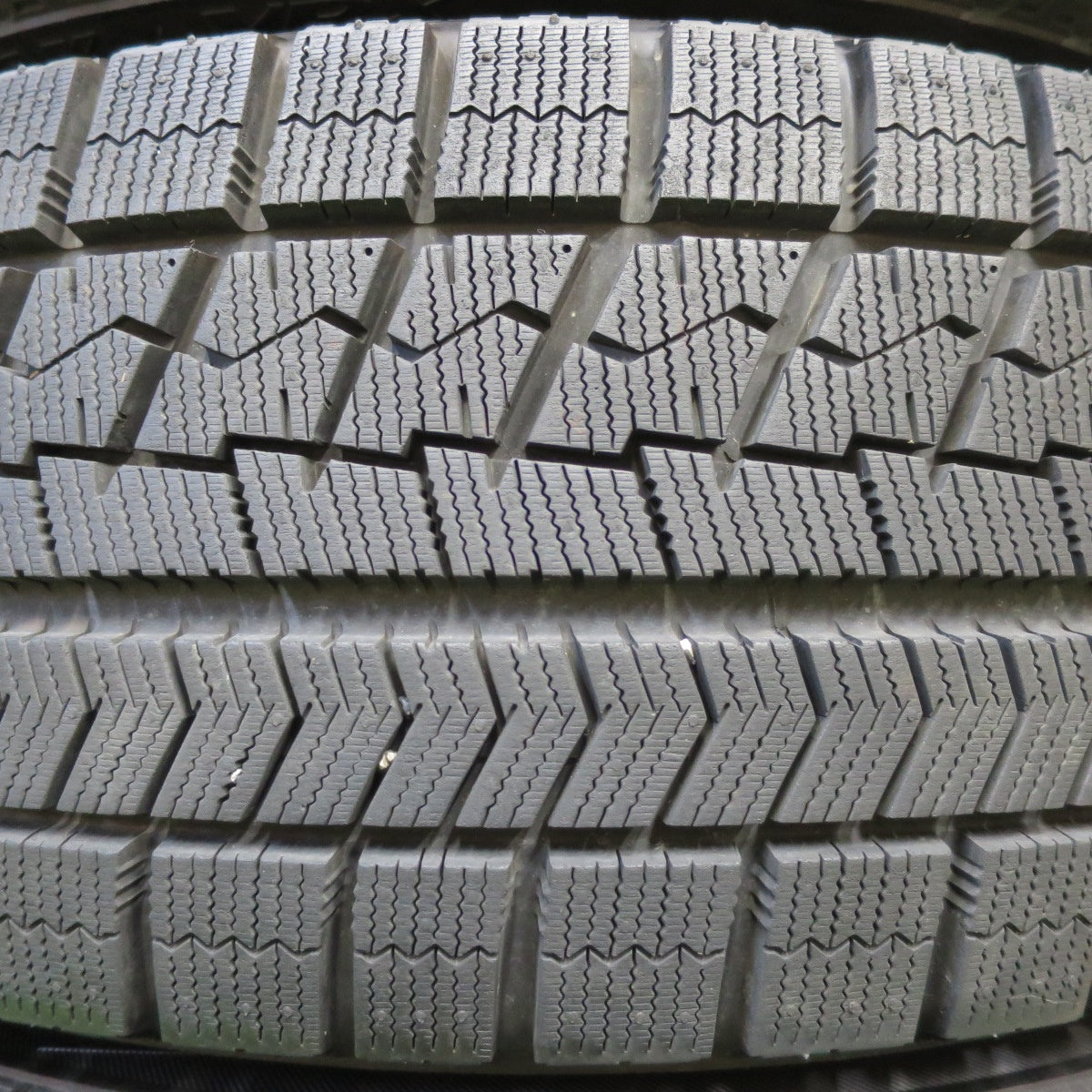 *送料無料* バリ溝！9.5分以上★スタッドレス 215/55R17 ブリヂストン ブリザック VRX Fang ファング 17インチ PCD114.3/5H★4090503イス