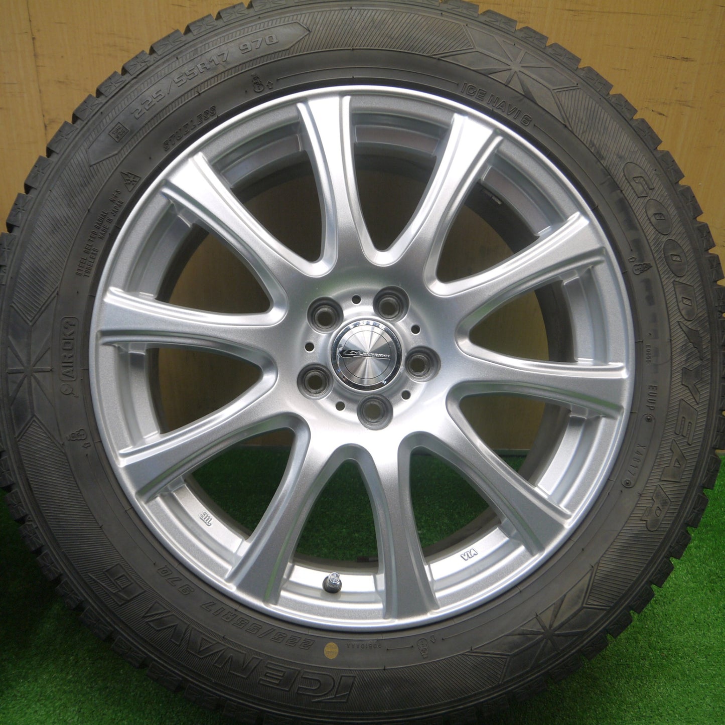 *送料無料* バリ溝！キレイ！9.5分★XV 等 225/55R17 スタッドレス グッドイヤー アイスナビ6 LAUFBAHN 17インチ PCD100/5H★4090204Hス